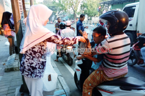 Berbagi Berkah Lewat Takjil oleh Kampus Ungu